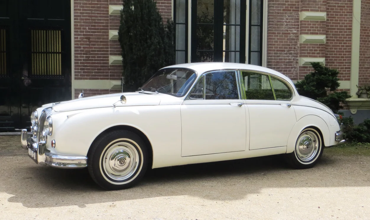 Daimler 2.5 Saloon trouwauto huren - klassieke bruidsauto 1965 - R&R Trouwauto's Nijmegen